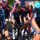 Richard Carapaz (c) fue uno de los protagonistas de la décima etapa al finalizar en el quinto puesto.