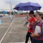 Cobijarse. Con paraguas o periódicos, los residentes de la ciudadela 9 de Octubre se cuidan del sol que calienta esta zona donde el arborizado es deficiente.