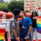 El "beso diverso" se llevó acabo en el Día Internacional Contra la Homofobia.