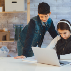 Referencial niños en tecnología.