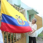 Homenaje. Carmen Avilés recuerda aquella bonita tradición de colocar  la bandera afuera de los hogares durante las fechas históricas.