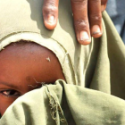 Imagen de archivo de una mujer y su hija, que esperan para recibir asistencia médica, en un campamento en el distrito Hawlwadag de Mogadiscio, Somalia