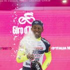 El director de Giro expresó sus deseos de ver pronto a Girmay sobre la bicicleta.