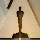 Imagen de archivo de una silueta de la estatuilla del Óscar.