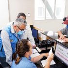 En la imagen difundida por Salud el pasado 4 de marzo, como parte de la promoción del sistema de externalización del servicio de farmacia, el viceministro Miguel Moreira observa cómo se emite una receta electrónica en el Hospital de Especialidades de Portoviejo, en Manabí