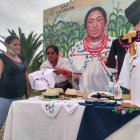 Las bordadoras plasman su talento en varias prendas y accesorios de vestir. Empezaron en camisas y ahora lo hacen hasta en llaveros y sombreros.