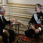 El rey Felipe VI mantiene un encuentro con el nuevo embajador de Ecuador en España, Andrés Vallejo Arcos (i), durante la ceremonia de presentación de las cartas credenciales de los nuevos embajadores en España de Mali, Moldavia, Grecia, Ecuador, Rumanía y Palestina, en el Palacio Real este jueves.
