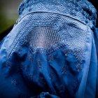 Una mujer con un burka