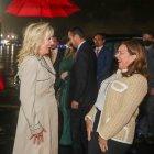 Fotografía cedida por la Secretaria de Comunicaciones de Ecuador de la primera dama de los Estados Unidos, Jill Biden (i), quien es recibida por la primera dama de Ecuador, María de Lourdes Alcívar, hoy en el aeropuerto de Quito (Ecuador).