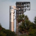 Fotografía cedida por la NASA donde se aprecia la nave espacial CST-100 Starliner de Boeing en lo alto del cohete Atlas V de United Launch Alliance (ULA) instalado este jueves 19 de mayo en la plataforma de lanzamiento del Complejo de lanzamiento espacial 41 en la Estación de la Fuerza Espacial de Cabo Cañaveral en Florida.