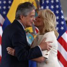 La primera dama de EE.UU., Jill Biden, saluda al presidente de Ecuador, Guillermo Lasso, durante un acto en Quito (Ecuador).