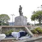 El monumento del diplomático guayaquileño Antonio Parra Velasco, ubicada en la avenida del mismo nombre, se han convertido en dormitorio al aire libre.
