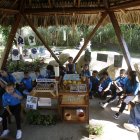 ACOMPAÑA CRÓNICA COLOMBIA MEDIOAMBIENTE*** MED113. SAN JERÓNIMO (COLOMBIA), 12/05/2022.- Un grupo de niños asiste a la primera escuela pública sustentable de Colombia, el 3 de mayo de 2022, en el municipio de San Jerónimo (Colombia). Botellas de vidrio, latas de aluminio, neumáticos, cartón... En San Jerónimo, un pueblo colombiano a 35 kilómetros de Medellín, tardaron apenas 24 días en construir una escuela con estos materiales reciclados que se ha convertido en la primera sustentable de Colombia. El establecimiento cuenta con energía solar, un sistema de aguas autónomo, sus propias huertas, un aula experimental y un domo geodésico para la producción de alimentos y biodiversidad. EFE/ Luis Eduardo Noriega A.