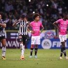 Los jugadores de Atlético Mineiro festejan ante el desconsuelo de los elementos de Independiente del Valle.