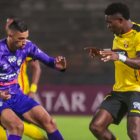 Michael Carcelén disputa la pelota con Carlos Cemeño