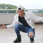 El cantante promociona su canción Brújula, producida por Franky Records.