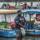Eliot García, migrante venezolano, posa el 5 de mayo de 2022 en Puerto Pizarro, Túmbes (Perú).