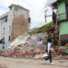 Calle. Los vecinos evitan pasar por la calle por el temor de que otra vivienda colapse, ya que hay estructuras que tienen más de 50 años de construcción.