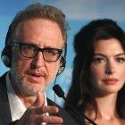 El director estadounidense James Gray (i) y la actriz Anne Hathaway, este viernes en Cannes, Francia.