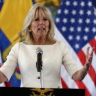 La primera dama de EE.UU, Jill Biden, ayer durante un acto junto a su similar ecuatoriana, María de Lourdes Alcívar, en Quito (Ecuador).