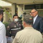 Jorge Glas mientras la policía lee sus derechos en la casa de uno de sus familiares