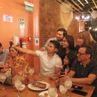 Restaurantes. En los locales se observa a personas de todas las edades disfrutando de la buena comida. Es muy  común ver a las familias fotografiándose y disfrutando.