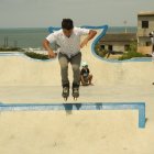 .Trucos. Todos los días, desde el mediodía, se observa a jóvenes practicando patinaje y skate. Los fines de semana, la asistencia es mayor y a las visitas, se suman los turistas.
