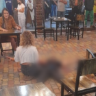 El hombre quedó tendido en el suelo del restaurante.