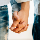 La pareja habría estado bailando en el reconocido bar cuando fueron sacados por empleados del sitio.