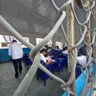 Los estudiantes esperan en las aulas la llegada de sus maestros, que no siempre ocurre.