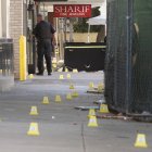 Fotografía de archivo, tomada el pasado 3 de abril, en la que se registró a agentes policiales en la escena de un tiroteo, que se saldó con seis personas muertas y diez más heridas, en Sacramento