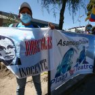 Los manifestantes mostraron pancartas durante la jornada en los exteriores de la Cárcel Número 4 de Quito