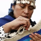Tejedoras mapuche fueron registradas este domingo al trabajar en la elaboración de un telar de un kilómetro de largo