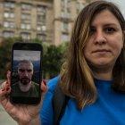 Emiliya muestra la foto de su marido quien murió el pasado 17 abril cerca de Lugansk en un ataque ruso