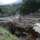 Problema. El socavón es tan grande que un auto cayó el primer día.