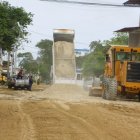 El personal municipal con la maquinaria ha empezado a trabajar en las calles más afectadas de Manglaralto, que está a 10 minutos de Olón y Montañita.