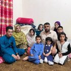 Abdul Basir Momand aparece rodeado de sus hijos, hijas y esposa en Pakistán.