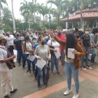 Aspirantes a ingresar a la universidad forman columnas para dar el examen Transformar en la Universidad de Guayaquil, el 29 de marzo de 2022