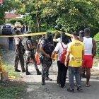 Según la información recogida por la policía, los atacantes eran seis: cuatro llegaron en un vehículo y dos a bordo de una motocicleta