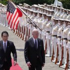 El presidente de EEUU, Joe Biden (d) y el primer ministro japonés, Fumio Kishida (i) pasan revista a la guardia de honor este lunes en Tokio