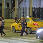 Muchos transeúntes tienen problemas para lograr cruzar las calles debido a que no hay agentes de la ATM para darles paso. Se quejan y exigen más control.