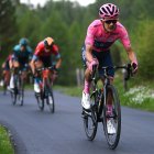 Richard Carapaz (d) se batió a duelo con sus principales rivales en el Giro.