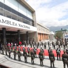 Los invitados y autoridades arriban a la Asamblea desde las 08:30.