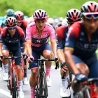 Richard Carapaz (c) vistiendo la maglia rosa de líder en la etapa 16 de la carrera.