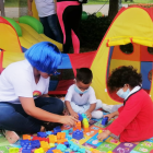 Las maestras brindan apoyo a las madres de familia.