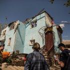 Investigadores de la División de Crímenes de Guerra de Járkov realizan pesquisas hoy en el pueblo de Vilkhivka, Óblast de Járkov (Ucrania).