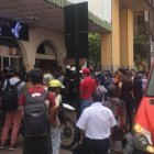 La víctima ingresó a una peluquería donde fue seguido por los asaltantes.