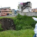 Problema. Las constantes lluvias que caen en la capital han provocado el desprendimiento de una parte de la quebrada y amenaza con afectar la vía.