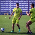 Entrenamiento. Emmanuel Martínez (i) y Bruno Piñatares, jugadores de Barcelona, en suelo uruguayo.