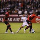 Liga de Quito y Atlético Goianense igualaron a un gol en el estadio Rodrigo Paz, lo que clasificó a los brasileños.